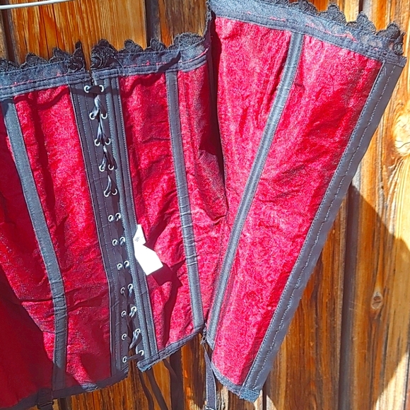Quality Red and Black lace corset - Picture 7 of 15